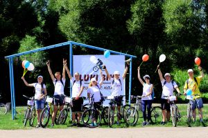 В день физкультурника в Великих Луках прошел велопробег (фото).