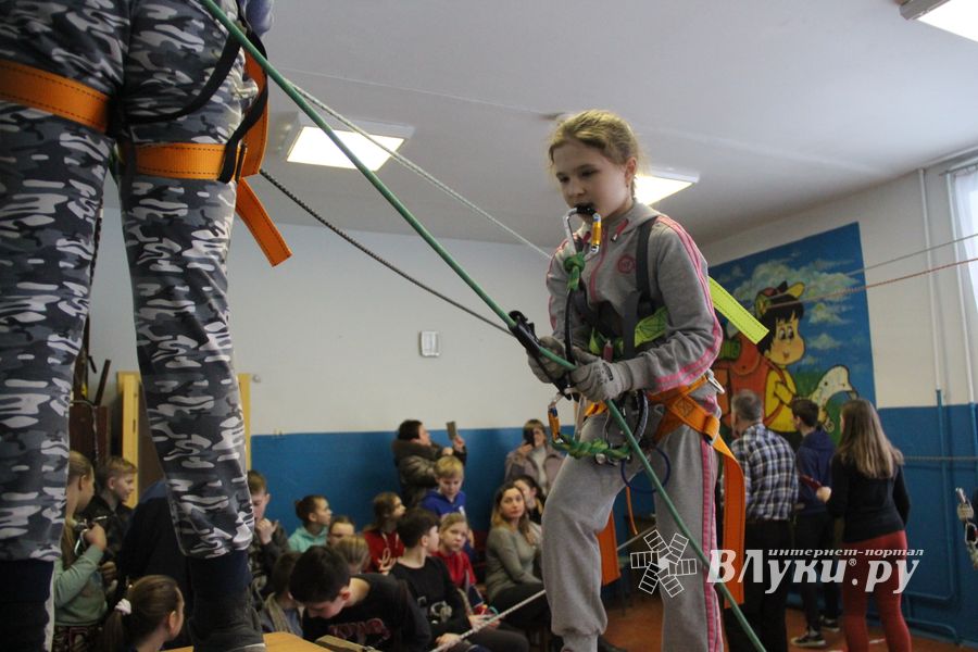 Великолукские школьники попрыгали по «кочкам»