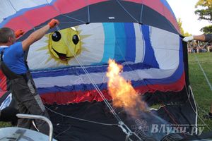 В Великих Луках открылась Международная юбилейная встреча воздухоплавателей (фото)