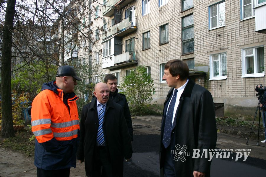 Глава администрации проследил за ходом ремонта дворовых территорий