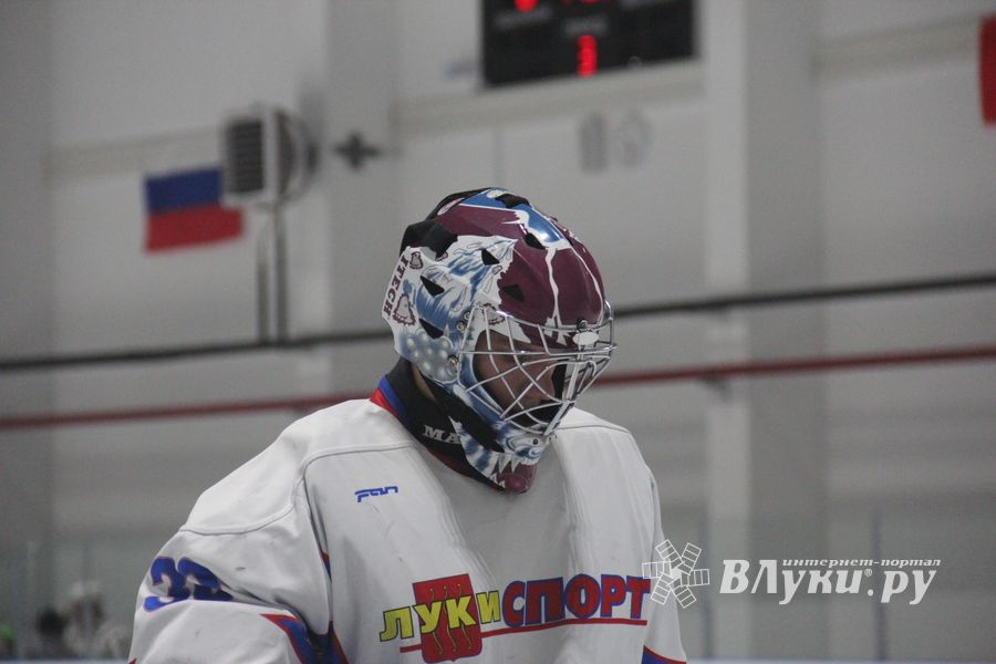 Две великолукские команды хоккеистов одержали победы в домашних матчах (ФОТО)