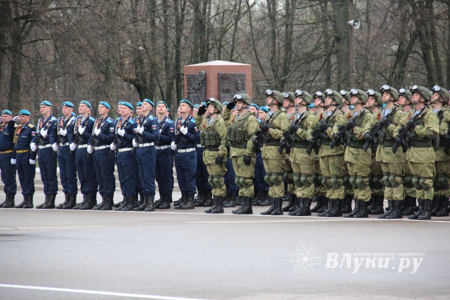 В Великих Луках прошел Парад Победы (ФОТО)