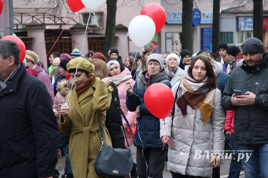 В Великих Луках прошло праздничное шествие (ФОТО)