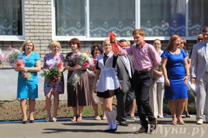 В Великих Луках прозвенели «Последние звонки»