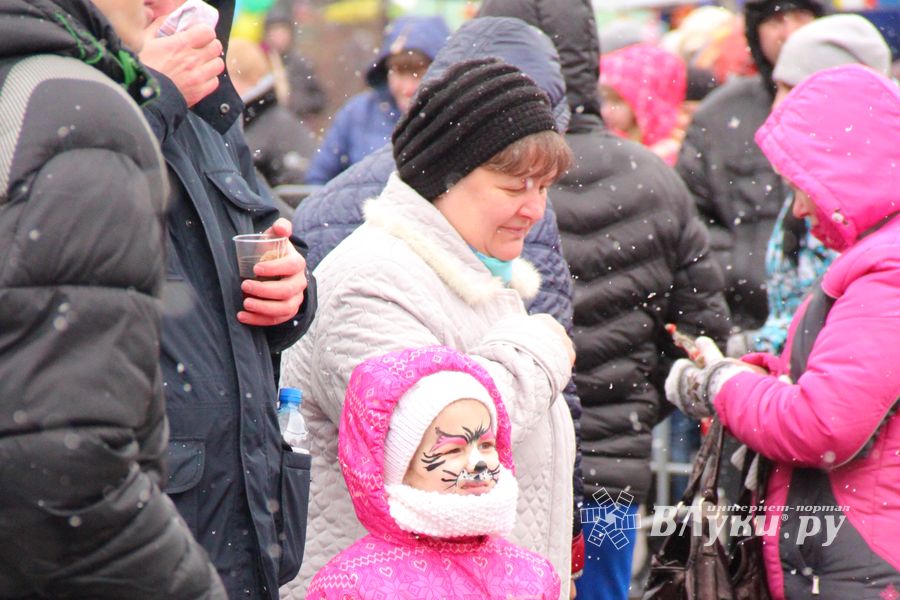 В Великих Луках сожгли Масленицу (фото)