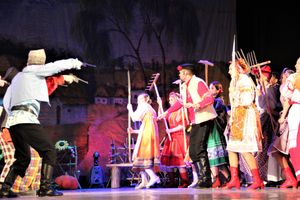 Кони стоят пьяные, хлопцы запряженные — в ГДК Ленина сыграли «Свадьбу в Малиновке» (ФОТО)