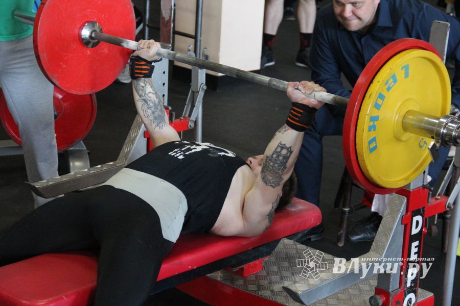 В Великих Луках состоялись Чемпионат и Первенство Псковской области по жиму штанги лежа (ФОТО)