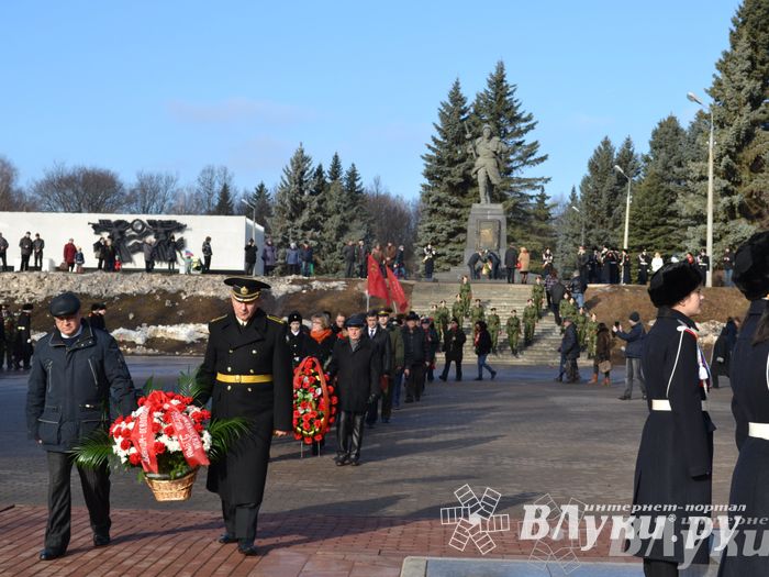 День защитника отечества в Великих Луках отметили памятным митингом и салютом
