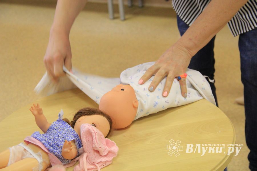 Великолукские школьники поздравили мам и учительниц (ФОТО)