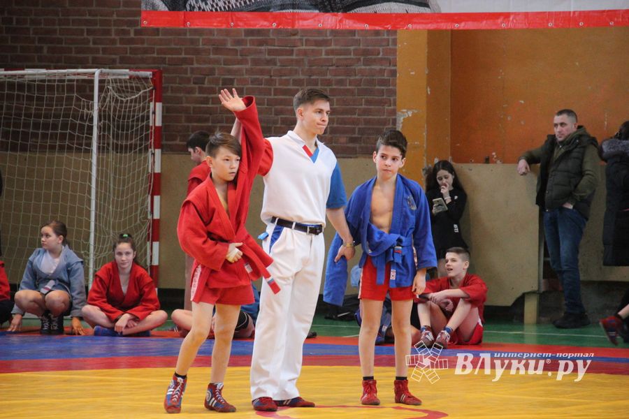 В Великих Луках прошли соревнования по самбо (ФОТО)