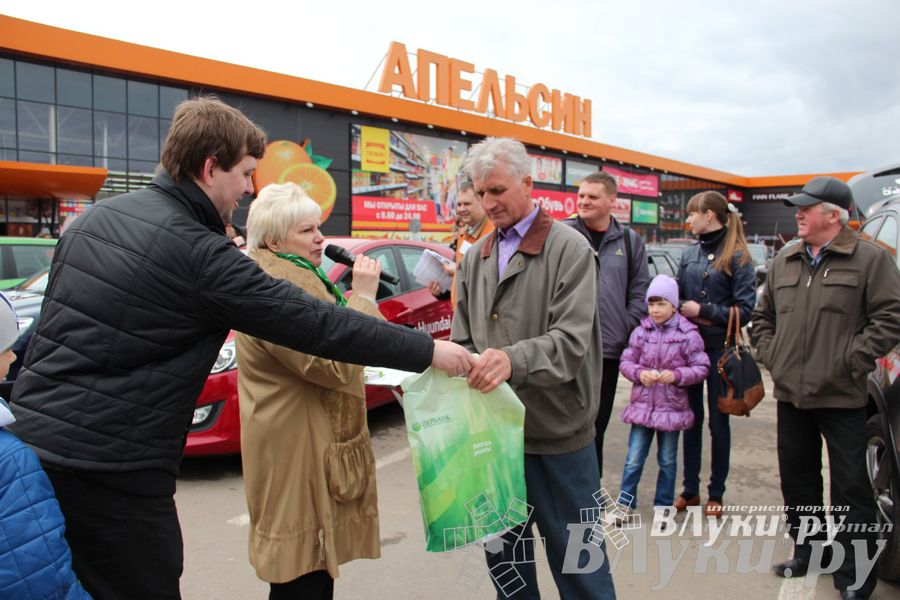 В Великих Луках прошла автомобильная ярмарка