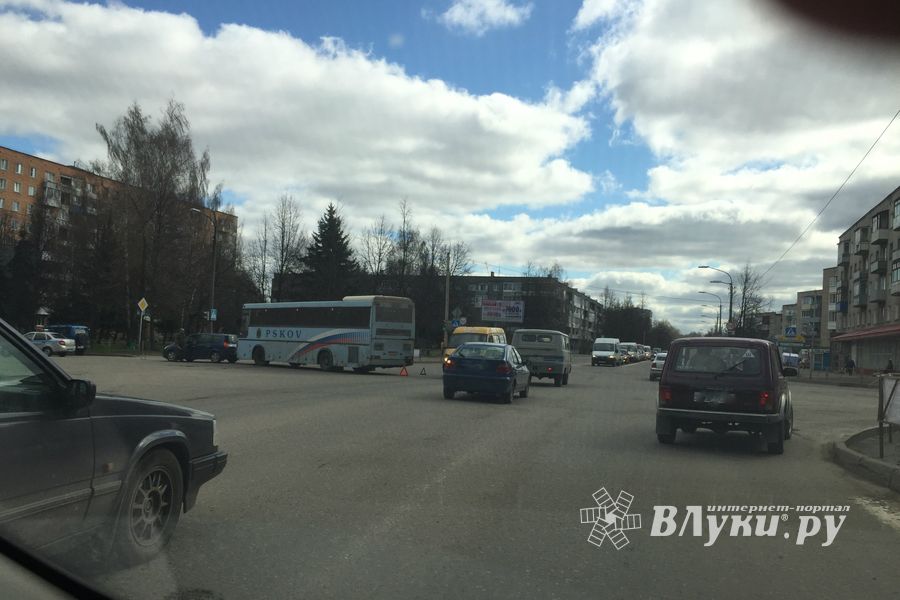 В Великих Луках произошло ДТП (фото)
