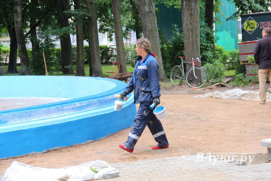 В Великих Луках сажают, стригут и красят (ФОТО)