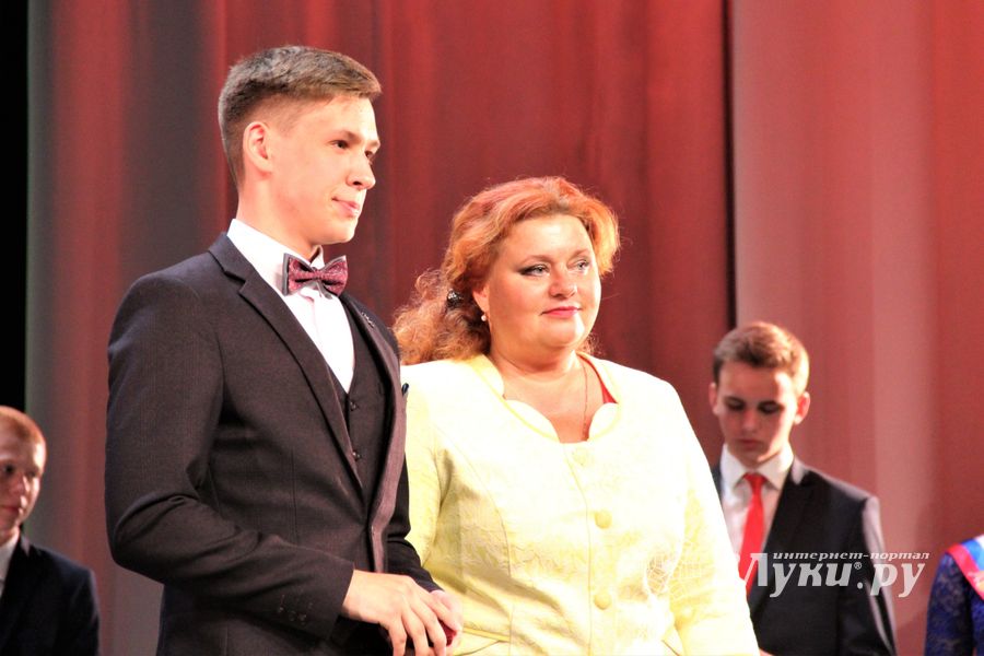 Великолукским выпускникам вручили медали «За особые успехи в учении» (ФОТО)