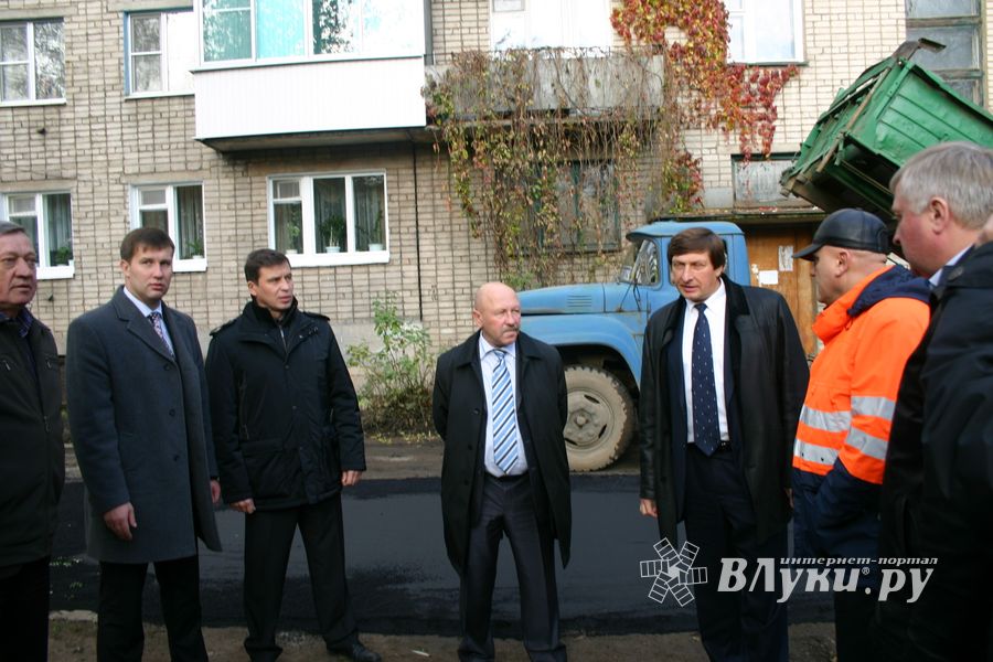 Глава администрации проследил за ходом ремонта дворовых территорий