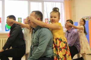 Великолукские школьники поздравили мам и учительниц (ФОТО)