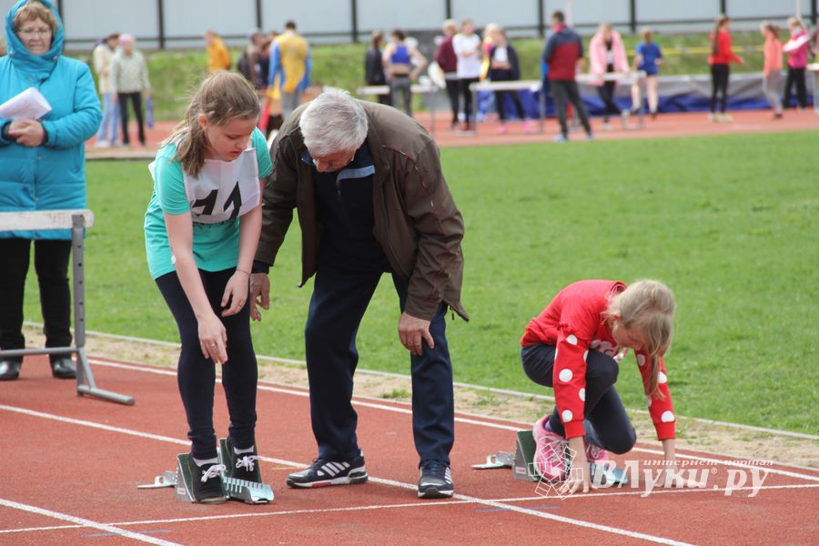 В Великих Луках проходят соревнования «Шиповка юных» (ФОТО)