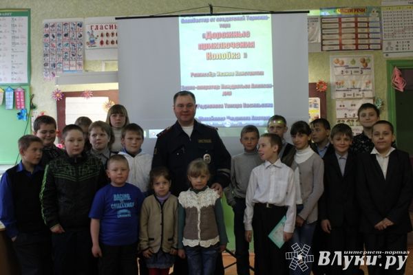 В Псковской области сотрудники ГИБДД проводят мероприятия по правовому информированию (фото)