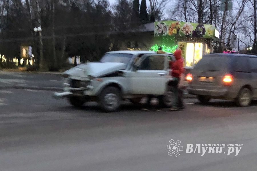 Нива «обняла» столб на Калинина (ФОТО)