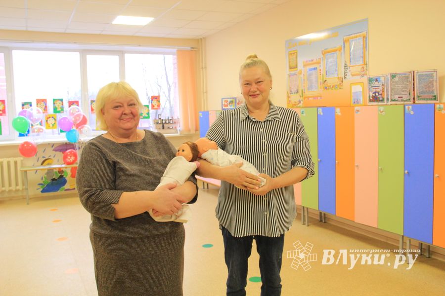 Великолукские школьники поздравили мам и учительниц (ФОТО)