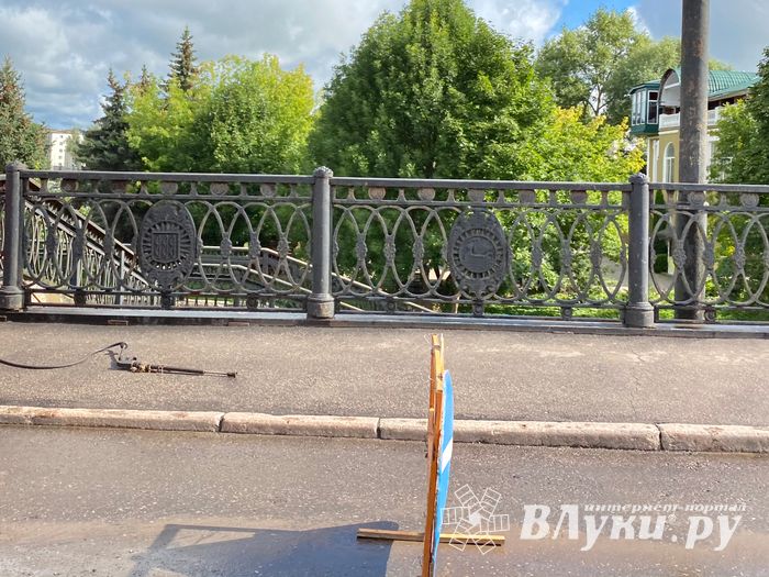 На центральном мосту затруднено движение (ФОТО)