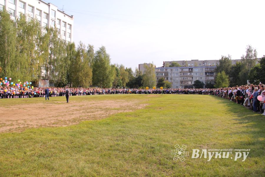 1 сентября в школах Великих Лук прошли Торжественные линейки (ФОТО)