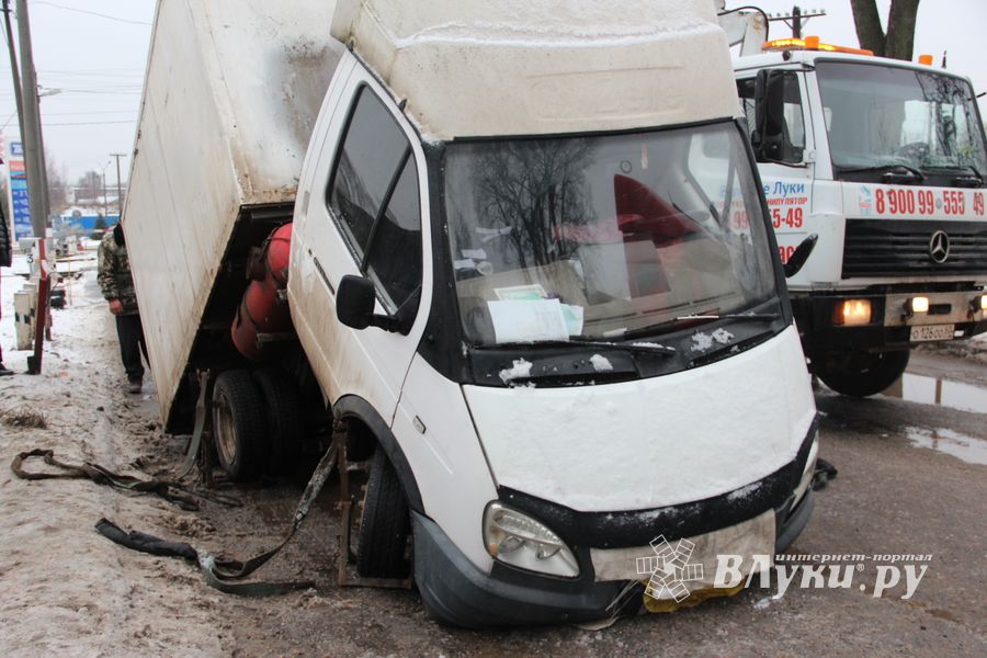 В Великих Луках на Самарском переезде переломилась Газель (ФОТО)