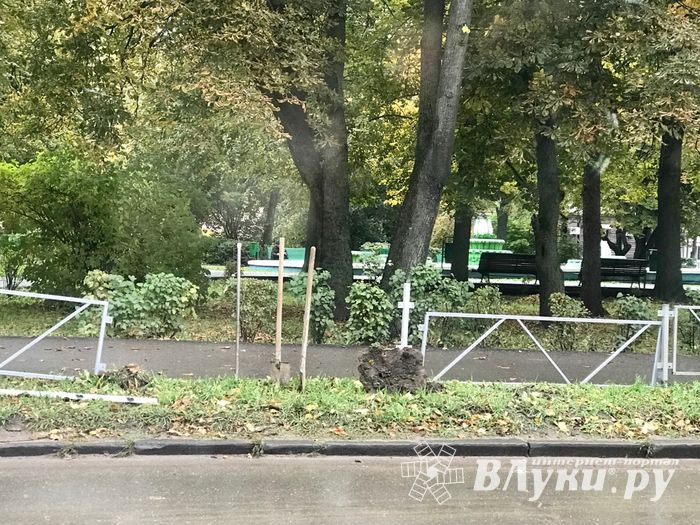 На пр. Октябрьском устанавливают ограждения (ФОТО)