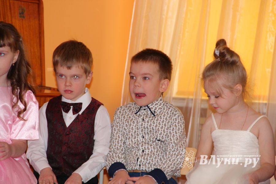 Дети поздравили мам с 8 марта (фото и видео)