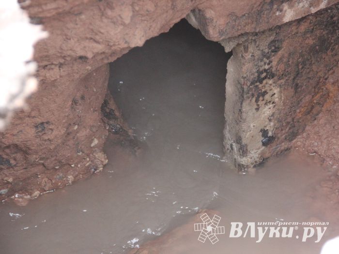 Фотофакт: провал асфальта на Гоголя в Великих Луках