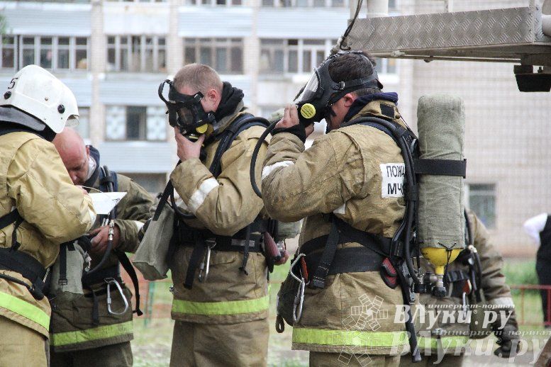 В Великих Луках прошли областные соревнования среди пожарных по спасению пострадавших
