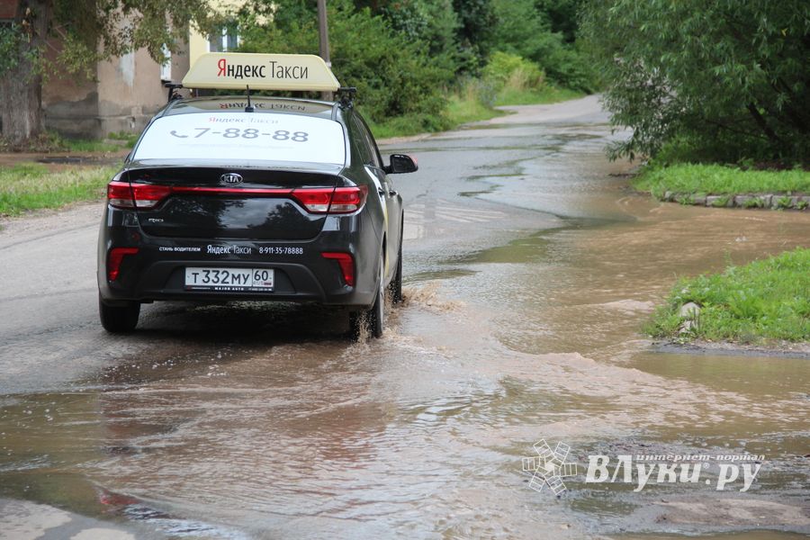 Серьёзная авария на водопроводе в Великих Луках (ФОТО; ВИДЕО)