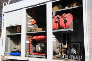 В центре Великих Лук спасатели продемонстрировали свою технику (ФОТО)