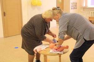 Великолукские школьники поздравили мам и учительниц (ФОТО)