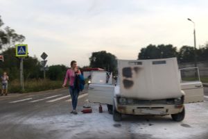 Фотофакт: в Великих Луках горел автомобиль