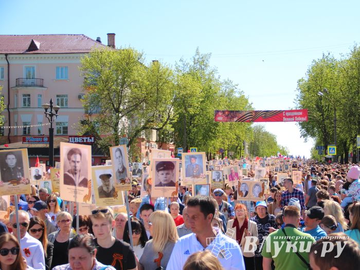 По центральному проспекту Великих Лук прошёл  «Бессмертный полк» (0+) (ФОТО)