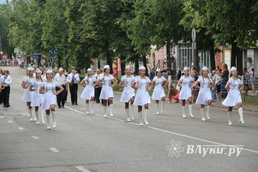 Великолукской «Бригантине» пришлось поплавать под дождём (ФОТО)