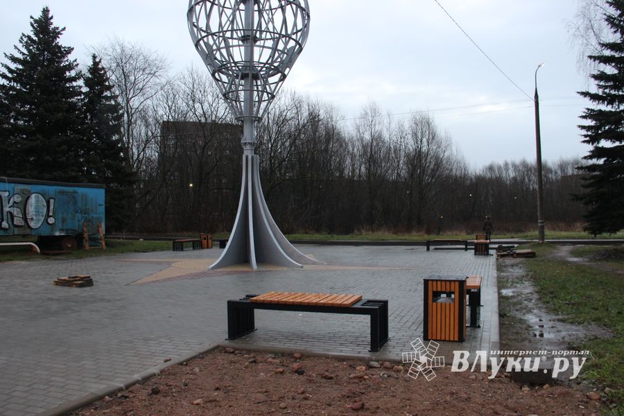 Площадку у будущего знака воздухоплаванию облагораживают (ФОТО)