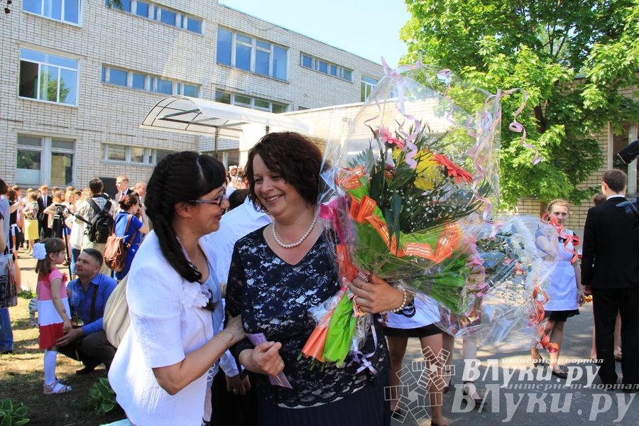 В Великих Луках прозвенели «Последние звонки»