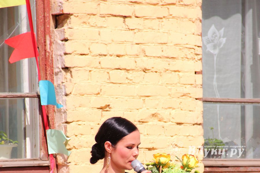 В Великих Луках прозвенели «последние» звонки (ФОТО)