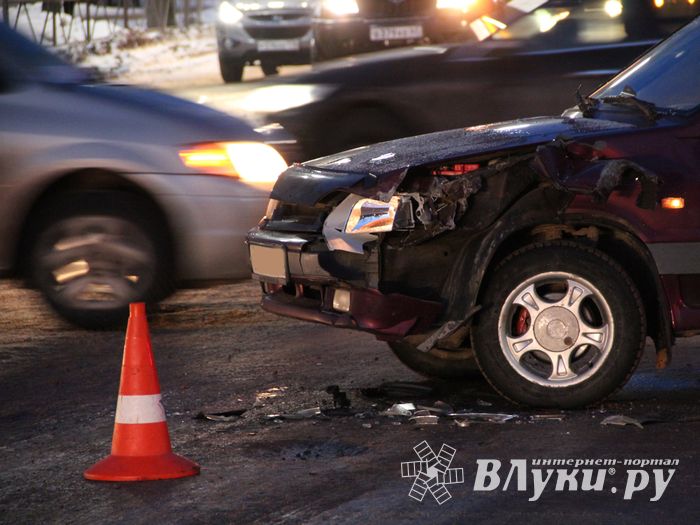 В Великих Луках столкнулись Ауди и ВАЗ (ФОТО)