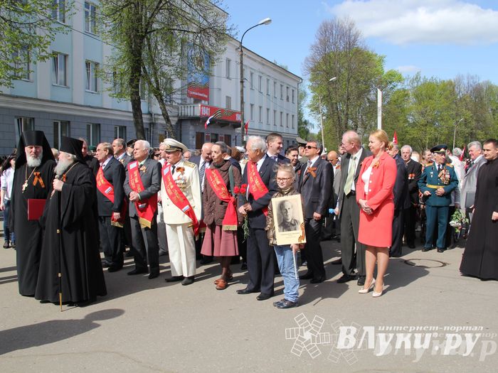 Парад Победы в Великих Луках (фото)