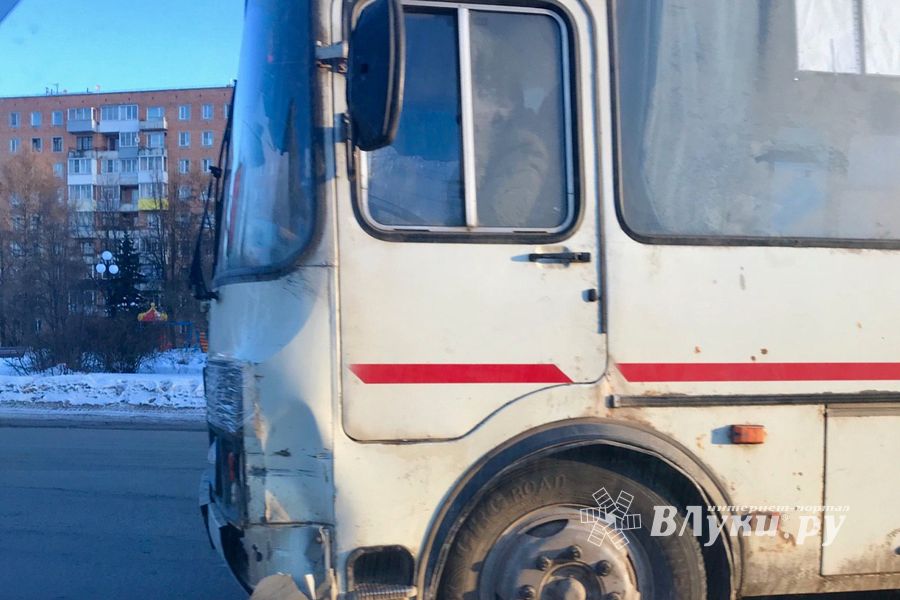 В Великих Луках автобус врезался в легковушку (ФОТО)