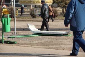 В Великих Луках водитель сбил на остановке женщину и ребенка (ФОТО)