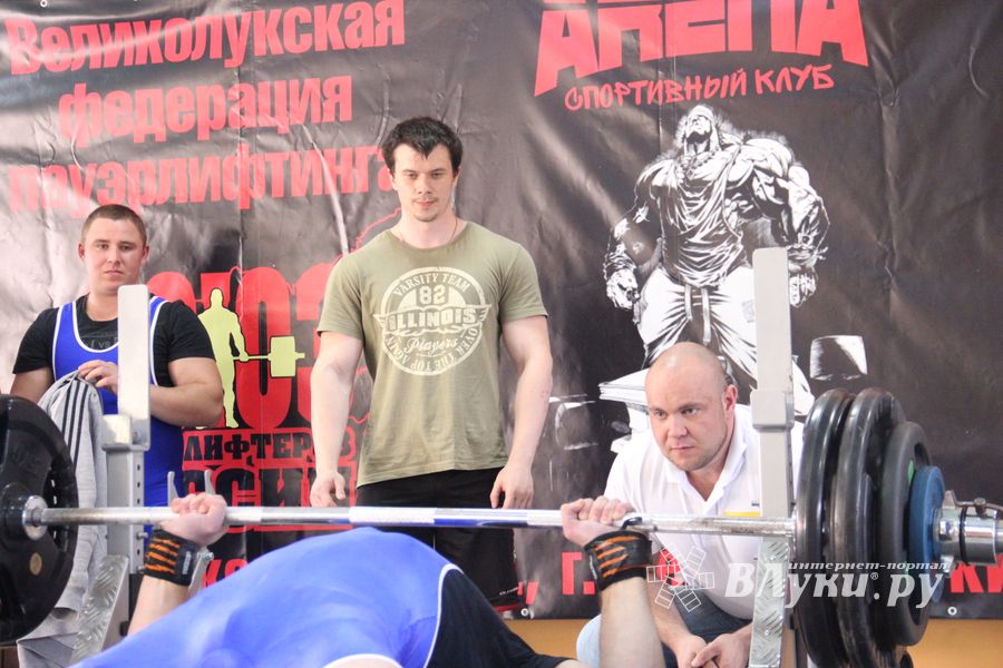 В Великих Луках прошел открытый городской турнир по пауэрлифтингу (фото)