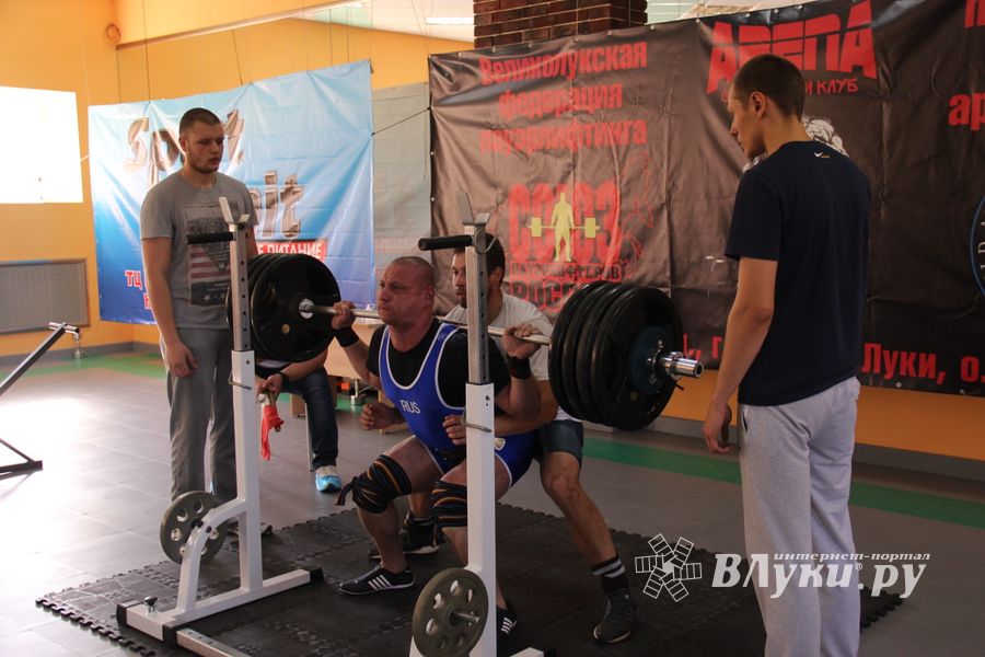 В Великих Луках прошел открытый городской турнир по пауэрлифтингу (фото)