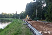 В центральном парке Великих Лук ведутся ремонтные работы (фоторепортаж)