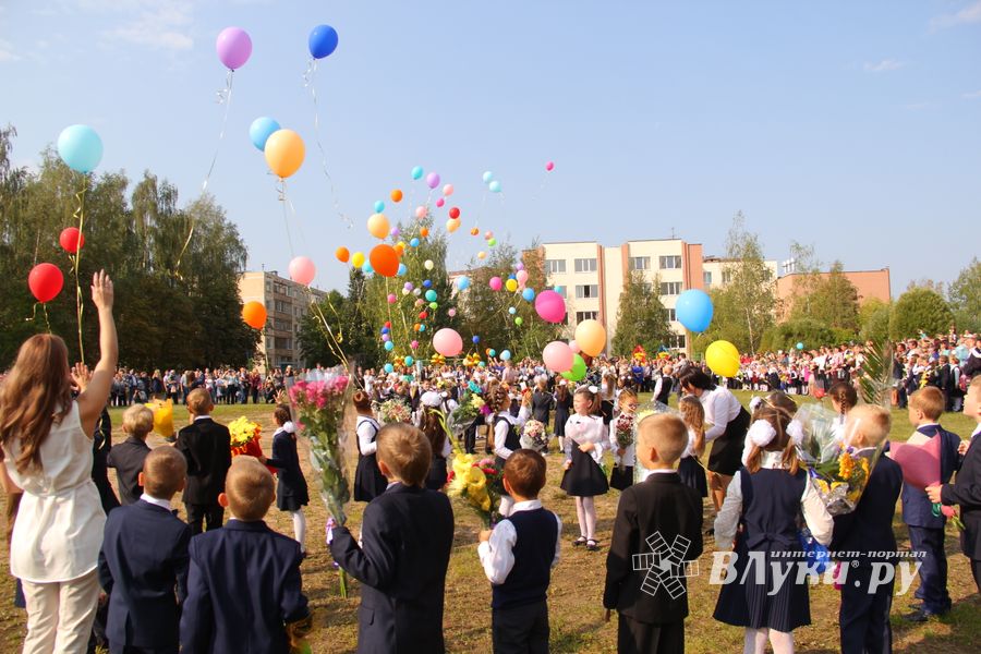 1 сентября в школах Великих Лук прошли Торжественные линейки (ФОТО)