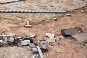 В Великих Луках ремонтируют сквер у памятного знака великолучанам, погибшим в «горячих точках» (фото)