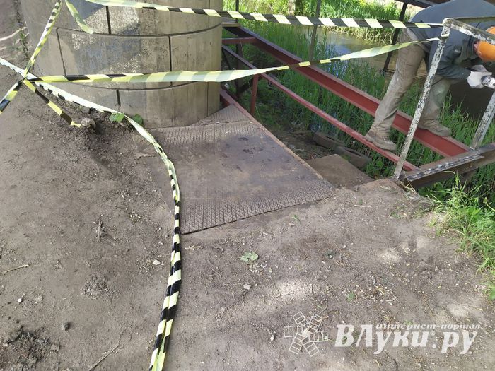 Мостик возле Лазавицкого переезда ремонтируют (ФОТО)